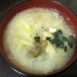 キャベツとほうれん草と油揚げの味噌汁